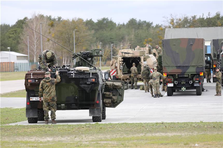 Bundeswehrverband verlangt Sofortprogramm: „Haben massive Probleme“ Bundeswehrsoldaten sammeln sich an der Greifenkaserne auf dem Truppenübungsplatz Jägerbrück zur Weiterfahrt nach Litauen über Polen.