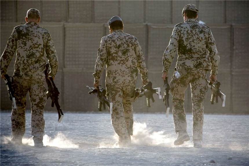 Afghanistan: Deutsche lieferten Rüstungsgüter für Millionen Bundeswehrsoldaten tragen Waffen zum Depot im Feldlager nahe Kundus (Archivbild).