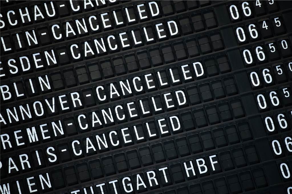 Orkan Sabine in NRW: Bahnverkehr normalisiert sich, Haus wird abgerissen Bundesweit wurden an den Flughäfen Hunderte Flüge annulliert.