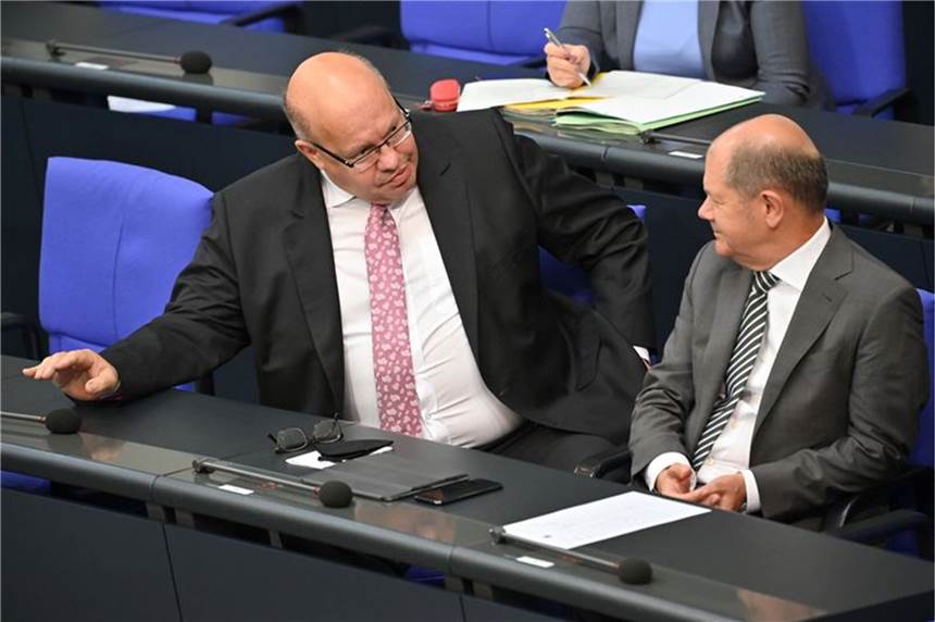 Steuerpolitik: Was bleibt vom Brutto? Bundeswirtschaftsminister Peter Altmaier (r) im Gespräch mit Bundesfinanzminister Olaf Scholz. Beide duellieren sich im Wahlkampf.