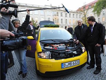 Bundeswirtschaftsminister Rainer Brüderle begutachtet das umgebaute Audi A2-Elektroauto. Es fuhr mit im Schnitt 90 Kilometern pro Stunde nach Berlin.