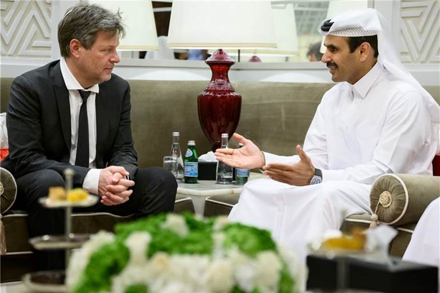 Langer Weg zu „Putin-freiem“ Gas - Energiepartnerschaft mit Katar fest vereinbart Bundeswirtschaftsminister Robert Habeck im Gespräch mit Saad Scharida al-Kaabi, Energieminister von Katar.