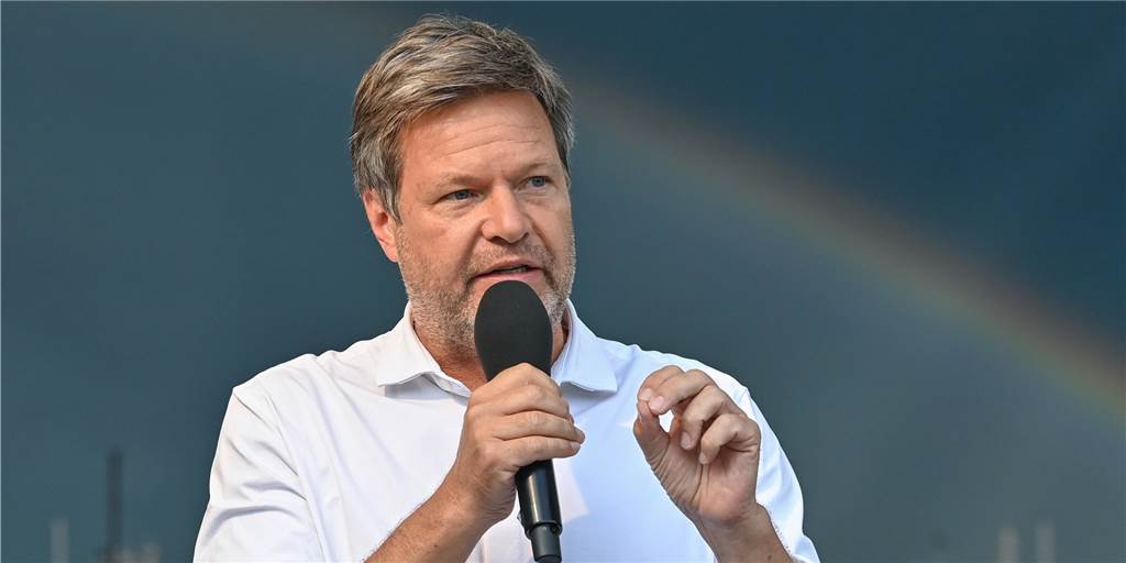 Nach Robert Habecks Spar-Aufruf – DEW21 sieht Tendenz beim Gasverbrauch Es ist so einfach: Wer eher duscht als badet und dabei noch einen Sparduschkopf verwendet, der spart mehr Energie ein.