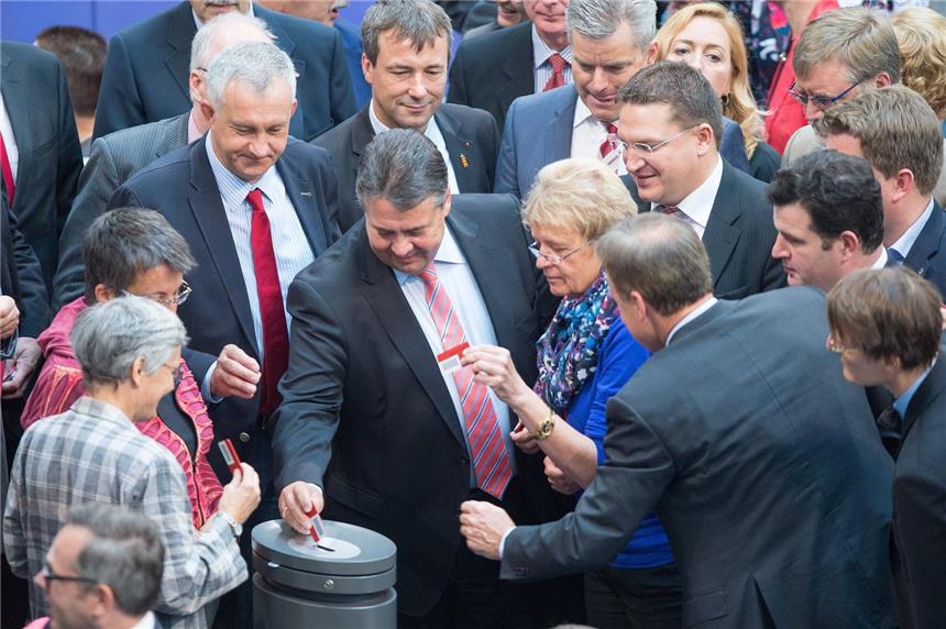 Bundestag stimmt für Gabriels Ökostromreform Bundeswirtschaftsminister Sigmar Gabriel (SPD, M) hat die Reform des EEG doch noch durchgesetzt.