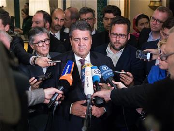 Bundeswirtschaftsminister Sigmar Gabriel tat die Absage eines hochrangigen Treffens im Iran als innenpolitisches Manöver im laufenden Wahlkampf des Landes ab. Foto: Bernd von Jutrczenka