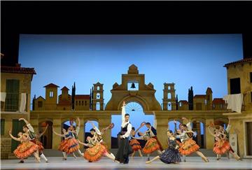 Bunt, humorvoll und klassisch hat Ben van Cauwenbergh in Essen „Don Quichotte“ choreografiert. 