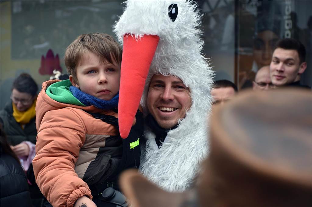 Tausende feiern in Südlohn friedlich Karneval: Narren lassen es krachen Ein Erwachsener als Storch verkleidet hält einen Jungen auf dem Arm.