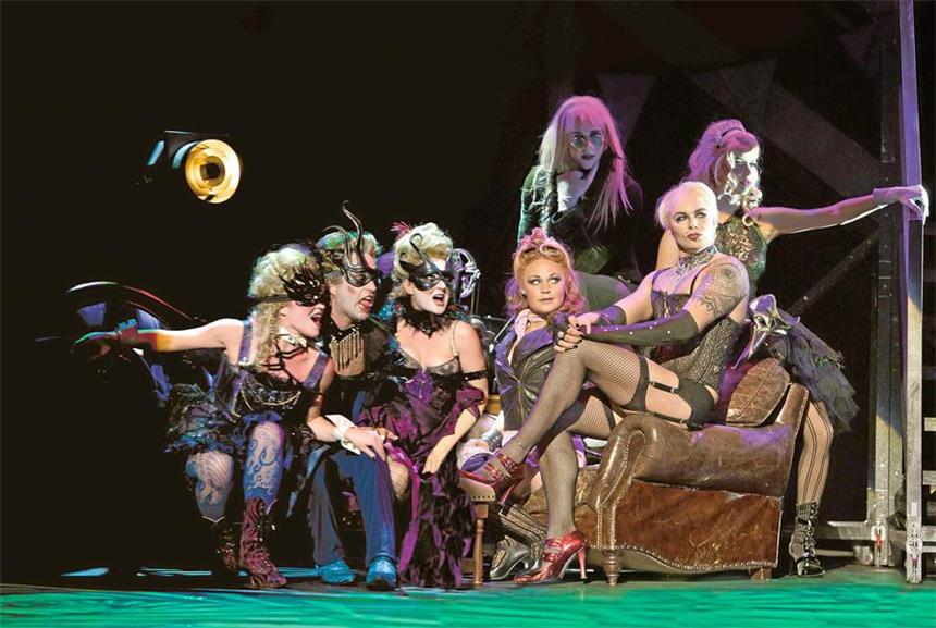 Die „Rocky Horror Show“ wird neu inszeniert Bunt, schrill, rockig: Ein B-Picture auf der Bühne ist die „Rocky Horror Show“.