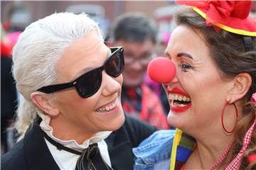 Bunt und lustig: So läuten normalerweise die Närrinnen den Karneval ein. In diesem Jahr fällt Karneval dem Corona-Lockdown zum Opfer.