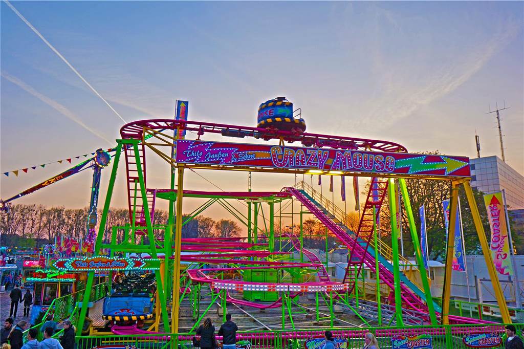 Bunt und rasant ist eine Fahrt in der Achterbahn „Crazy Mouse“