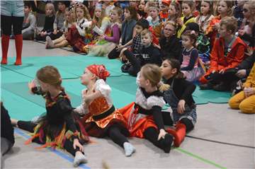Bunt, unterhaltsam, gut - die Schülerinnen und Schüler der Wieschhofgrundschule feierten am Freitag prächtig Karneval.