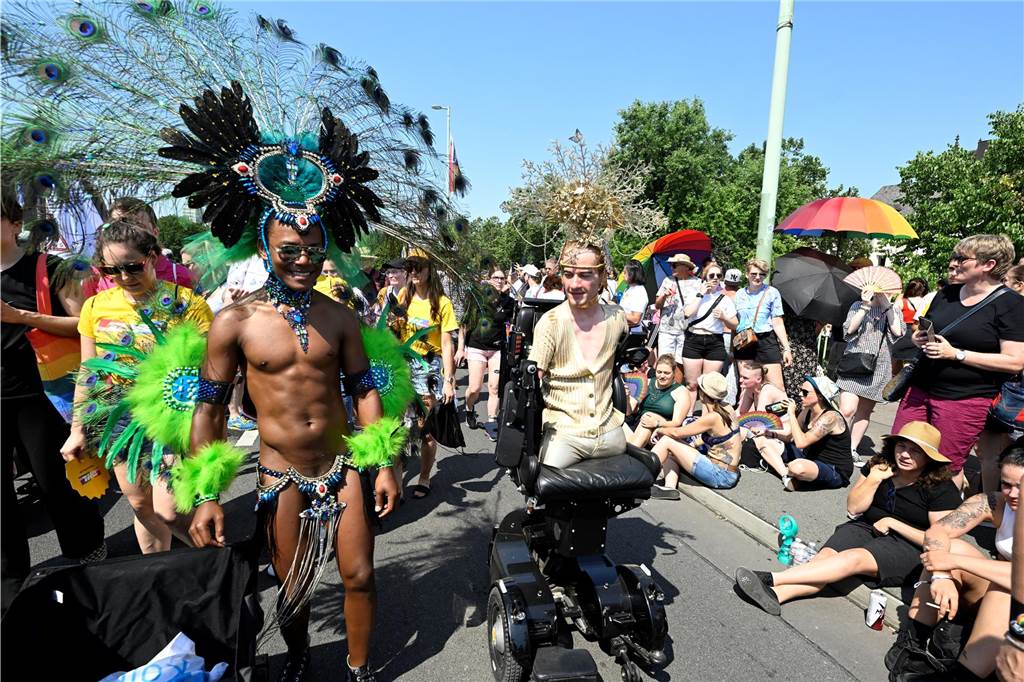 Bunt verkleidete Teilnehmer feiern bei der diesjährigen CSD-Parade in der Stadt. ColognePride ist nach Berlin die zweitgrößte CSD-Parade in Deutschland.

