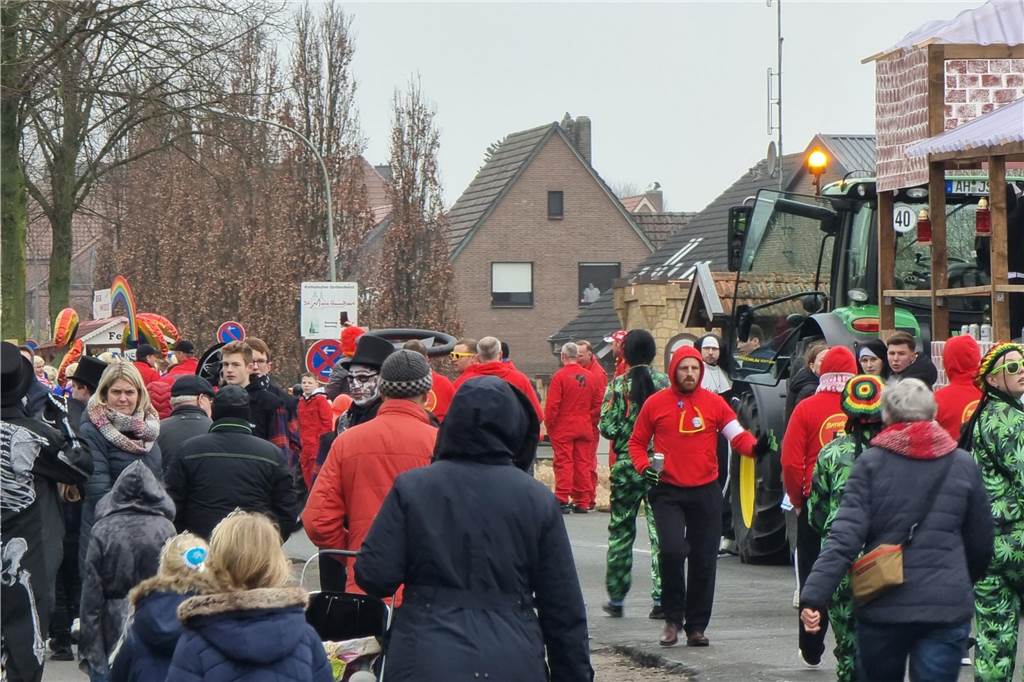 Ottenstein fest in Narrenhand: Rosenmontagsumzug zieht die Massen auf die Straßen Bunte Eindrücke vom Ottensteiner Rosenmontagsumzug 2023