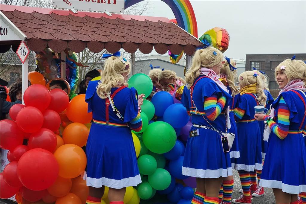 Ottenstein fest in Narrenhand: Rosenmontagsumzug zieht die Massen auf die Straßen Bunte Eindrücke vom Ottensteiner Rosenmontagsumzug 2023