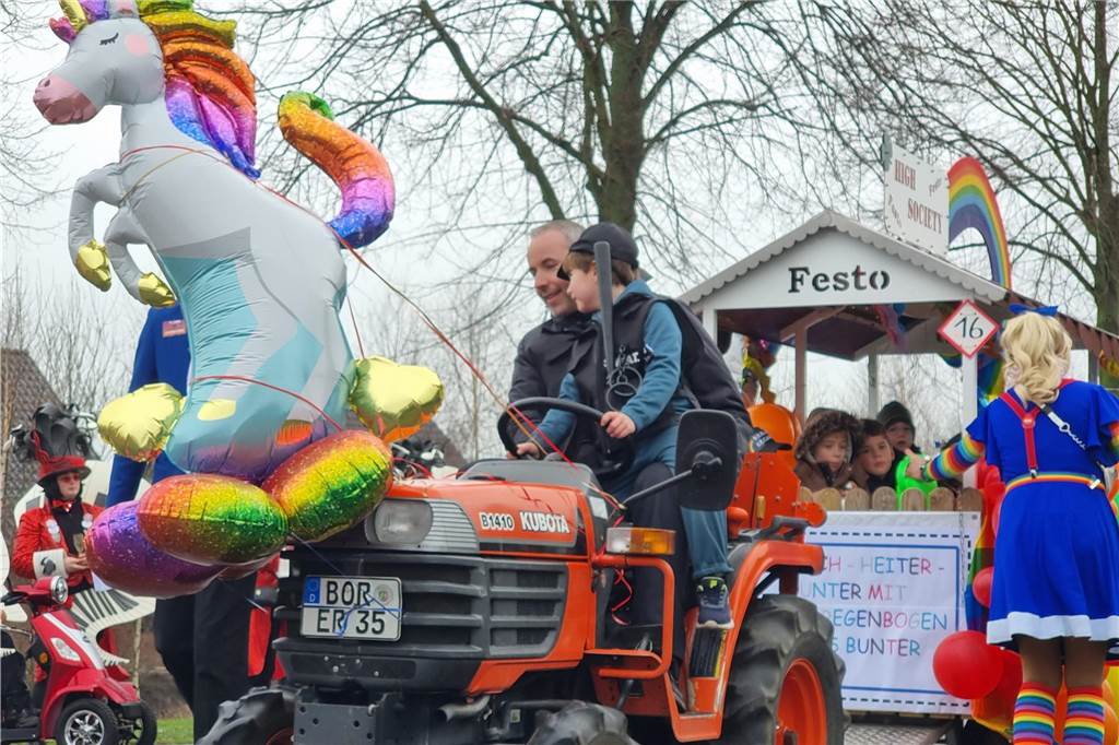 Ottenstein fest in Narrenhand: Rosenmontagsumzug zieht die Massen auf die Straßen Bunte Eindrücke vom Ottensteiner Rosenmontagsumzug 2023