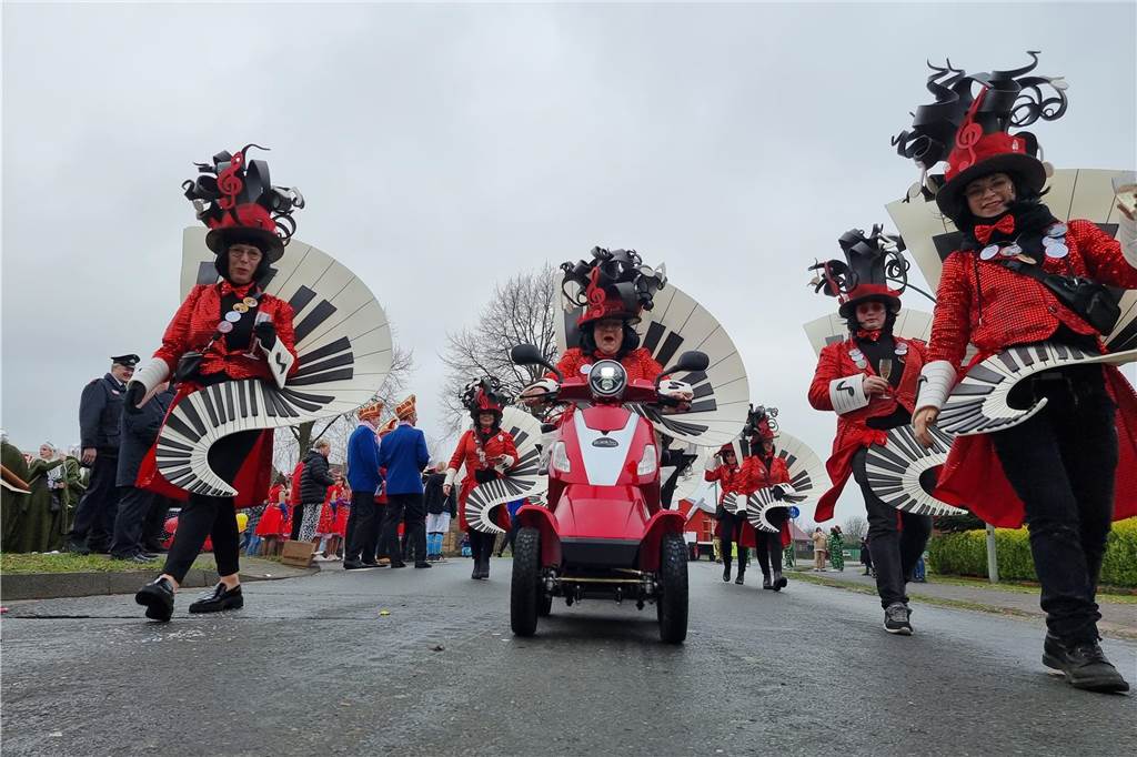 Ottenstein fest in Narrenhand: Rosenmontagsumzug zieht die Massen auf die Straßen Bunte Eindrücke vom Ottensteiner Rosenmontagsumzug 2023