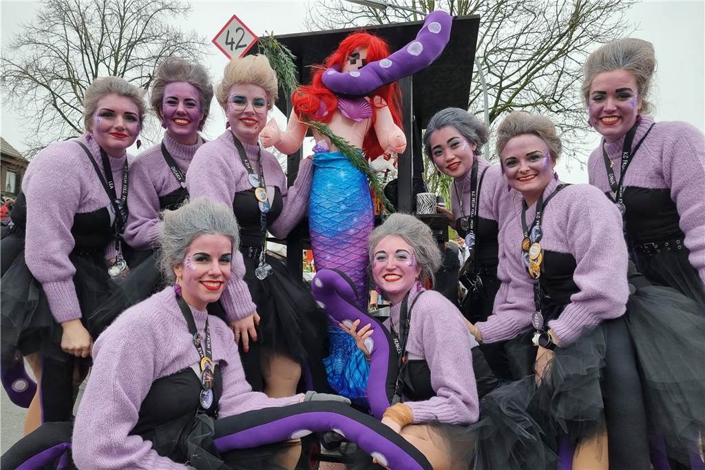 Ottenstein fest in Narrenhand: Rosenmontagsumzug zieht die Massen auf die Straßen Bunte Eindrücke vom Ottensteiner Rosenmontagsumzug 2023