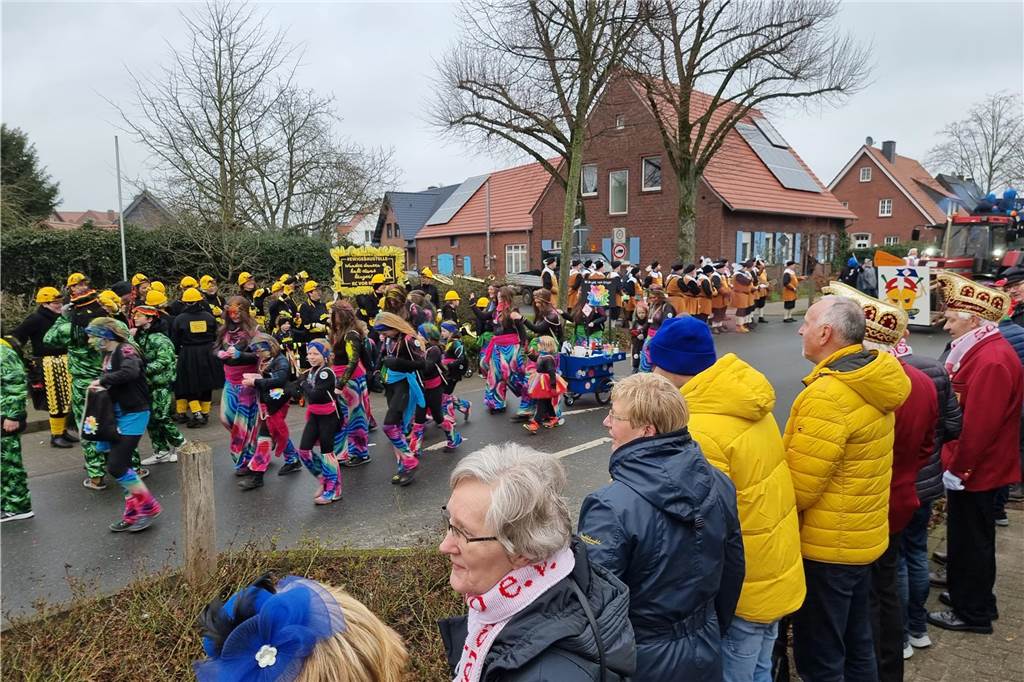 Ottenstein fest in Narrenhand: Rosenmontagsumzug zieht die Massen auf die Straßen Bunte Eindrücke vom Ottensteiner Rosenmontagsumzug 2023
