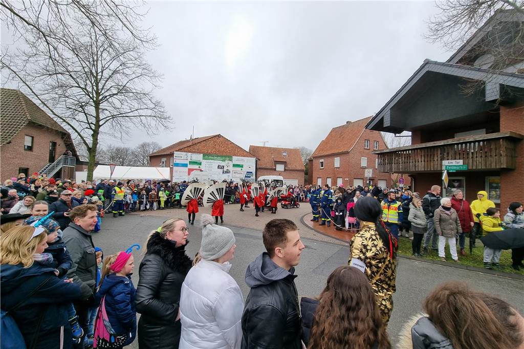 Ottenstein fest in Narrenhand: Rosenmontagsumzug zieht die Massen auf die Straßen Bunte Eindrücke vom Ottensteiner Rosenmontagsumzug 2023