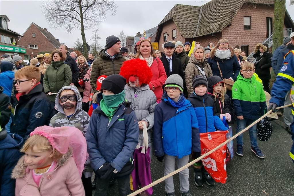Ottenstein fest in Narrenhand: Rosenmontagsumzug zieht die Massen auf die Straßen Bunte Eindrücke vom Ottensteiner Rosenmontagsumzug 2023
