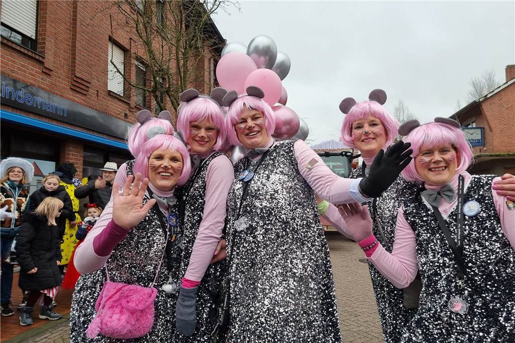 Ottenstein fest in Narrenhand: Rosenmontagsumzug zieht die Massen auf die Straßen Bunte Eindrücke vom Ottensteiner Rosenmontagsumzug 2023