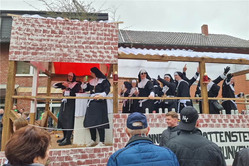 Ottenstein fest in Narrenhand: Rosenmontagsumzug zieht die Massen auf die Straßen Bunte Eindrücke vom Ottensteiner Rosenmontagsumzug 2023