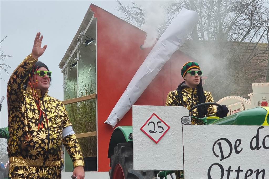 Ottenstein fest in Narrenhand: Rosenmontagsumzug zieht die Massen auf die Straßen Bunte Eindrücke vom Ottensteiner Rosenmontagsumzug 2023