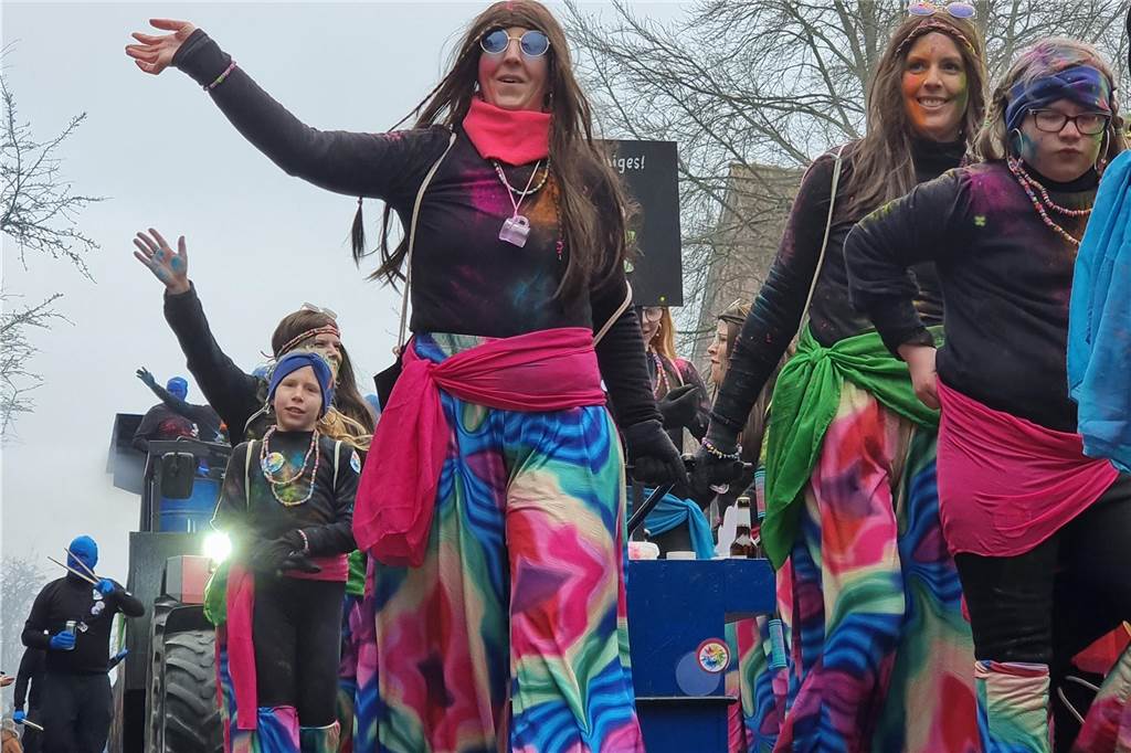 Ottenstein fest in Narrenhand: Rosenmontagsumzug zieht die Massen auf die Straßen Bunte Eindrücke vom Ottensteiner Rosenmontagsumzug 2023