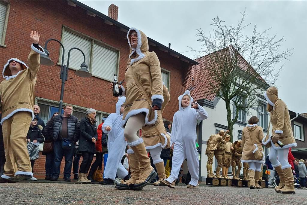 Ottenstein fest in Narrenhand: Rosenmontagsumzug zieht die Massen auf die Straßen Bunte Eindrücke vom Ottensteiner Rosenmontagsumzug 2023