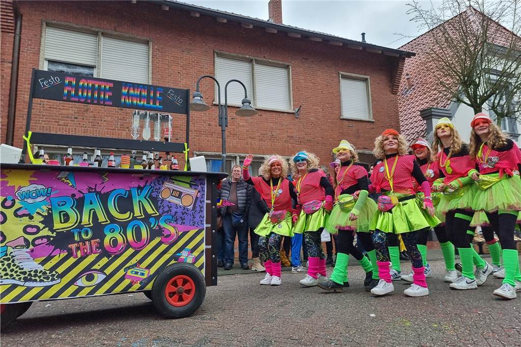 Ottenstein fest in Narrenhand: Rosenmontagsumzug zieht die Massen auf die Straßen Bunte Eindrücke vom Ottensteiner Rosenmontagsumzug 2023