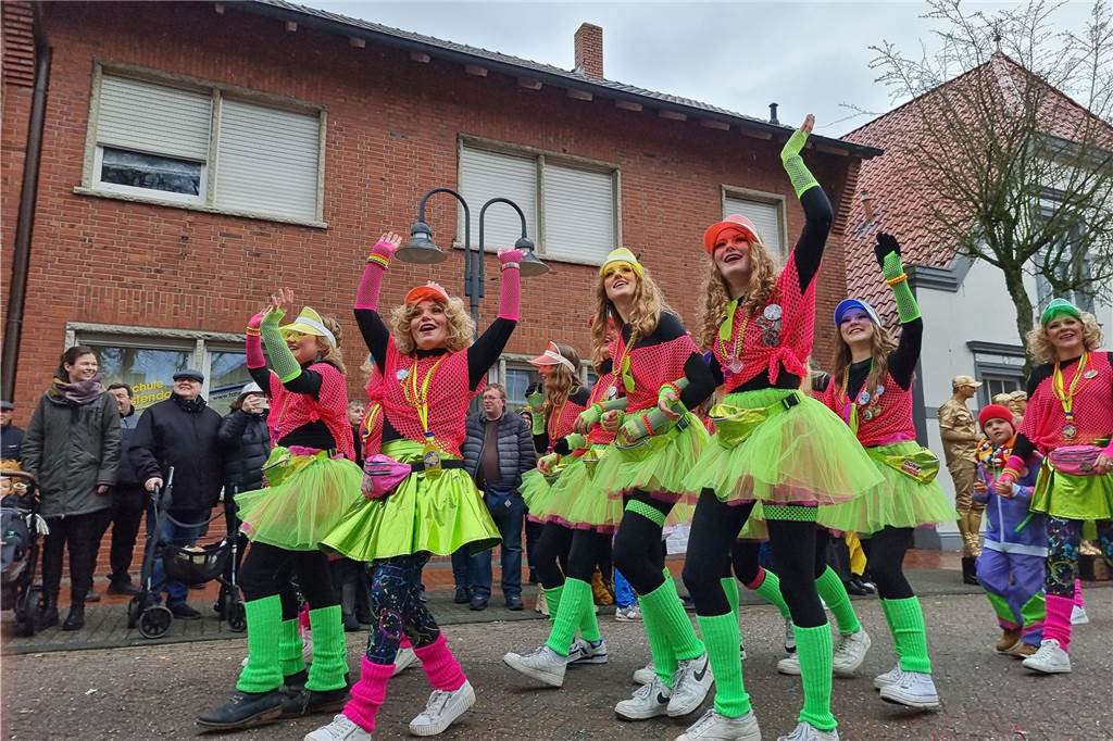 Ottenstein fest in Narrenhand: Rosenmontagsumzug zieht die Massen auf die Straßen Bunte Eindrücke vom Ottensteiner Rosenmontagsumzug 2023