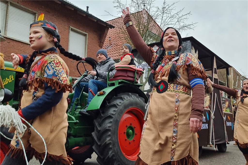 Ottenstein fest in Narrenhand: Rosenmontagsumzug zieht die Massen auf die Straßen Bunte Eindrücke vom Ottensteiner Rosenmontagsumzug 2023