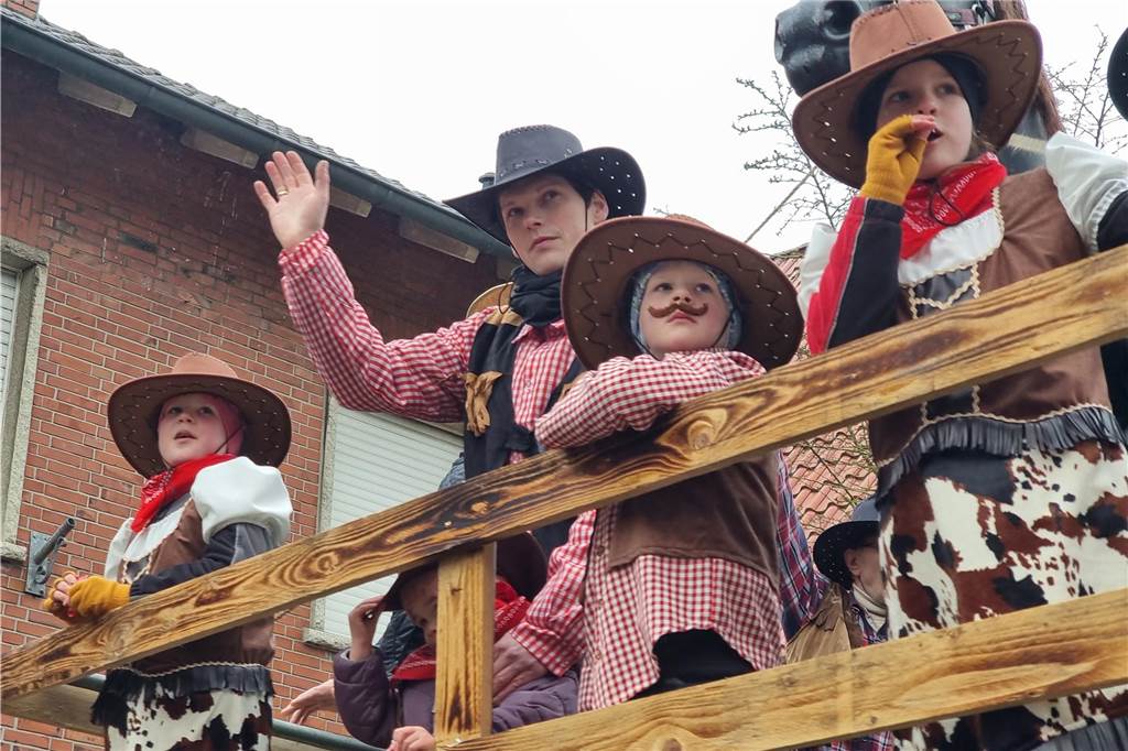 Ottenstein fest in Narrenhand: Rosenmontagsumzug zieht die Massen auf die Straßen Bunte Eindrücke vom Ottensteiner Rosenmontagsumzug 2023