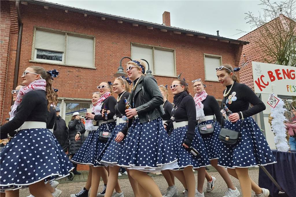 Ottenstein fest in Narrenhand: Rosenmontagsumzug zieht die Massen auf die Straßen Bunte Eindrücke vom Ottensteiner Rosenmontagsumzug 2023