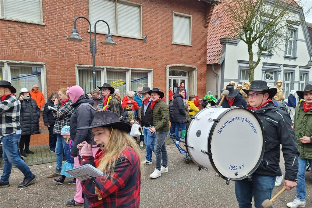 Ottenstein fest in Narrenhand: Rosenmontagsumzug zieht die Massen auf die Straßen Bunte Eindrücke vom Ottensteiner Rosenmontagsumzug 2023