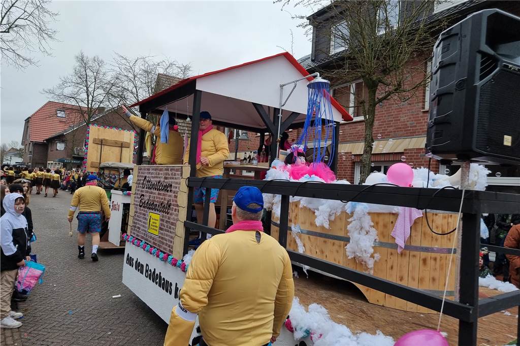 Ottenstein fest in Narrenhand: Rosenmontagsumzug zieht die Massen auf die Straßen Bunte Eindrücke vom Ottensteiner Rosenmontagsumzug 2023