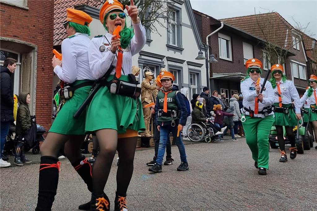 Ottenstein fest in Narrenhand: Rosenmontagsumzug zieht die Massen auf die Straßen Bunte Eindrücke vom Ottensteiner Rosenmontagsumzug 2023
