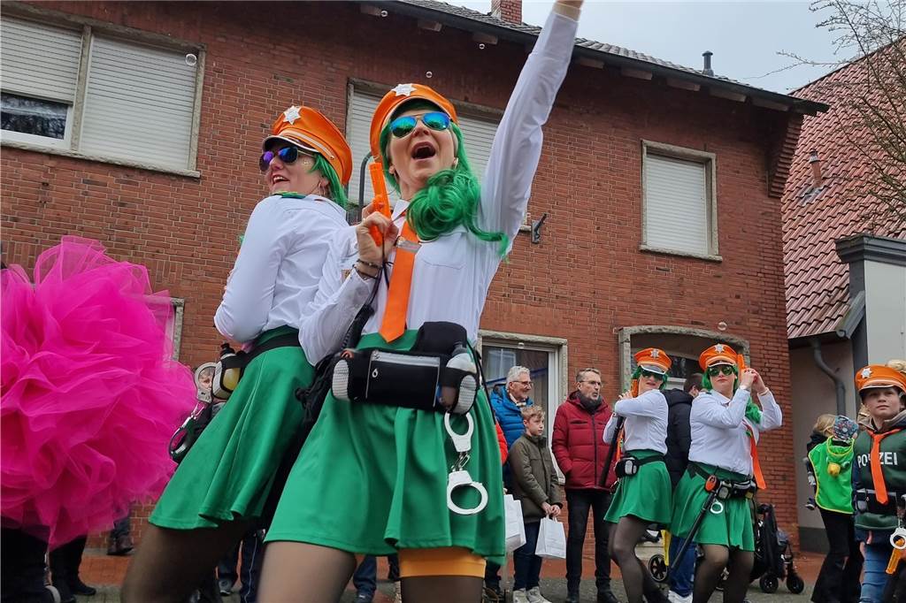 Ottenstein fest in Narrenhand: Rosenmontagsumzug zieht die Massen auf die Straßen Bunte Eindrücke vom Ottensteiner Rosenmontagsumzug 2023