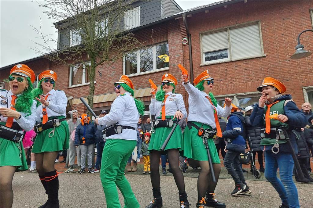 Ottenstein fest in Narrenhand: Rosenmontagsumzug zieht die Massen auf die Straßen Bunte Eindrücke vom Ottensteiner Rosenmontagsumzug 2023