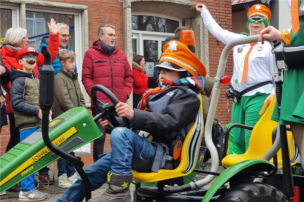 Ottenstein fest in Narrenhand: Rosenmontagsumzug zieht die Massen auf die Straßen Bunte Eindrücke vom Ottensteiner Rosenmontagsumzug 2023