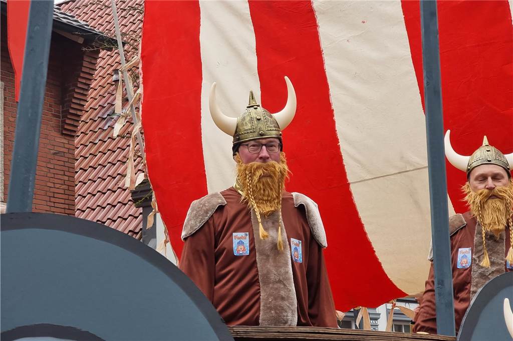 Ottenstein fest in Narrenhand: Rosenmontagsumzug zieht die Massen auf die Straßen Bunte Eindrücke vom Ottensteiner Rosenmontagsumzug 2023