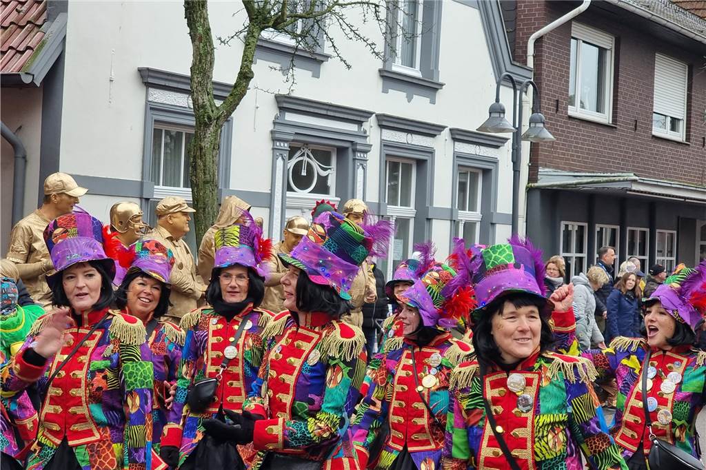Ottenstein fest in Narrenhand: Rosenmontagsumzug zieht die Massen auf die Straßen Bunte Eindrücke vom Ottensteiner Rosenmontagsumzug 2023