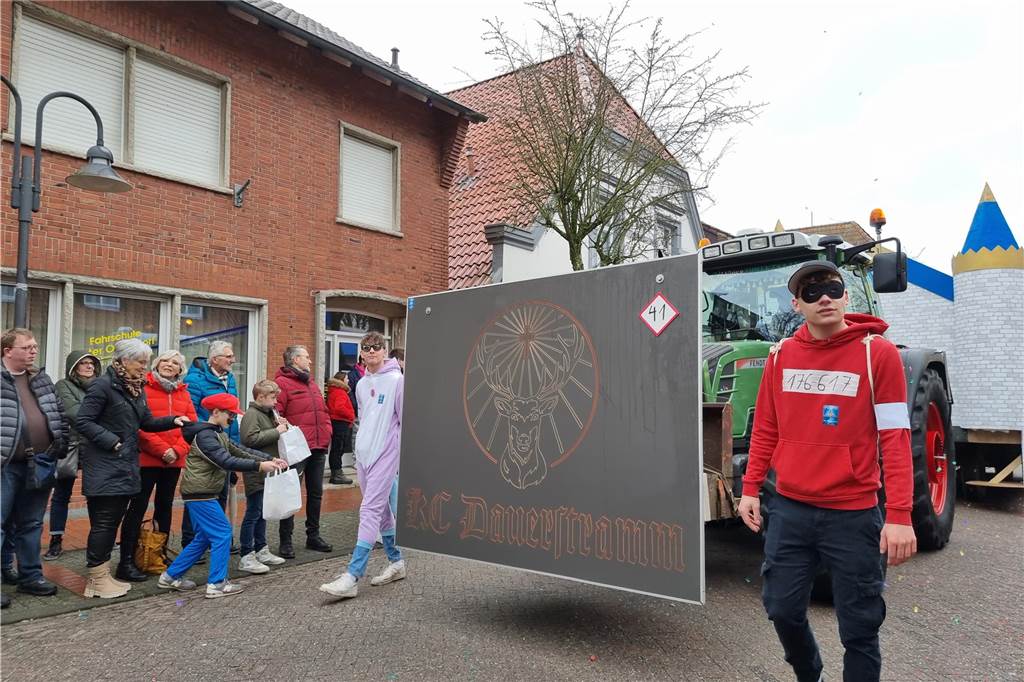 Ottenstein fest in Narrenhand: Rosenmontagsumzug zieht die Massen auf die Straßen Bunte Eindrücke vom Ottensteiner Rosenmontagsumzug 2023