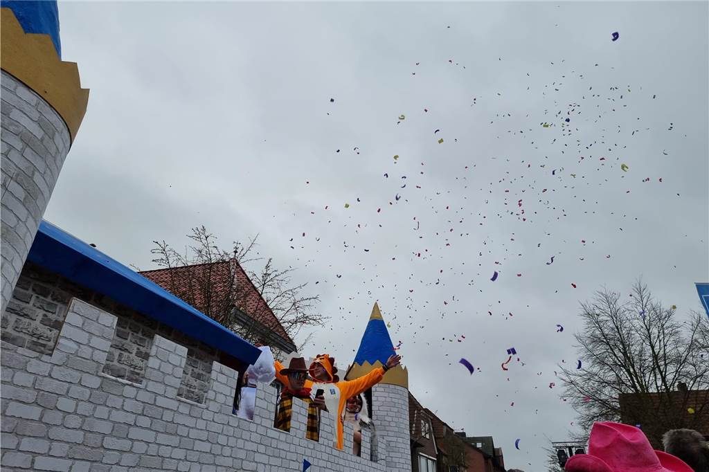 Ottenstein fest in Narrenhand: Rosenmontagsumzug zieht die Massen auf die Straßen Bunte Eindrücke vom Ottensteiner Rosenmontagsumzug 2023