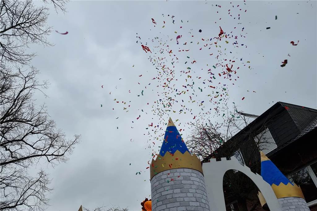 Ottenstein fest in Narrenhand: Rosenmontagsumzug zieht die Massen auf die Straßen Bunte Eindrücke vom Ottensteiner Rosenmontagsumzug 2023