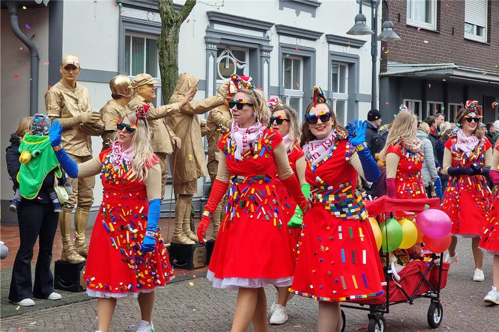 Ottenstein fest in Narrenhand: Rosenmontagsumzug zieht die Massen auf die Straßen Bunte Eindrücke vom Ottensteiner Rosenmontagsumzug 2023