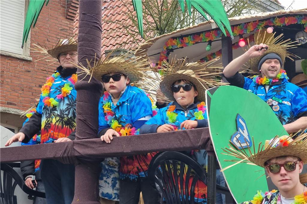 Ottenstein fest in Narrenhand: Rosenmontagsumzug zieht die Massen auf die Straßen Bunte Eindrücke vom Ottensteiner Rosenmontagsumzug 2023