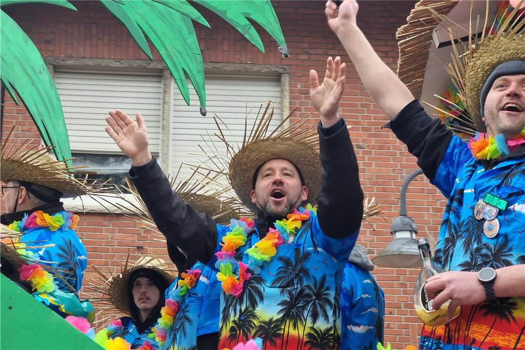 Ottenstein fest in Narrenhand: Rosenmontagsumzug zieht die Massen auf die Straßen Bunte Eindrücke vom Ottensteiner Rosenmontagsumzug 2023