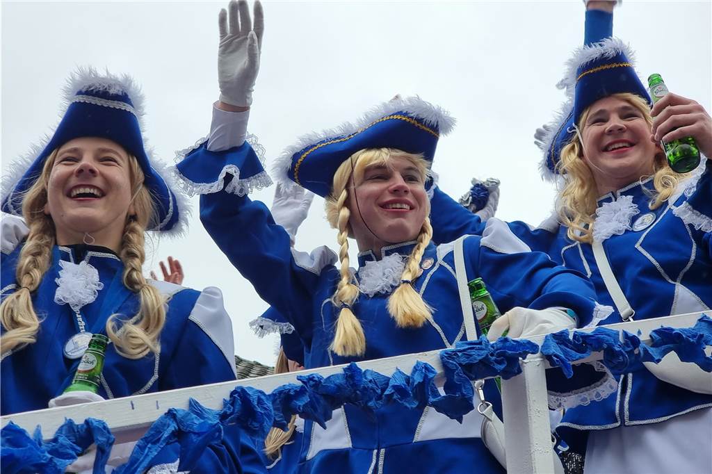 Ottenstein fest in Narrenhand: Rosenmontagsumzug zieht die Massen auf die Straßen Bunte Eindrücke vom Ottensteiner Rosenmontagsumzug 2023