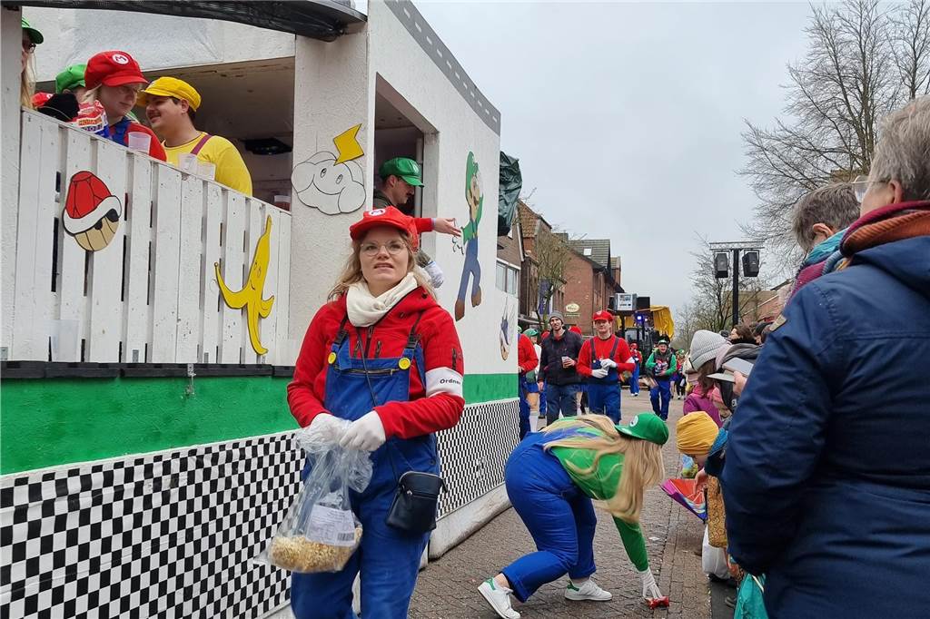 Ottenstein fest in Narrenhand: Rosenmontagsumzug zieht die Massen auf die Straßen Bunte Eindrücke vom Ottensteiner Rosenmontagsumzug 2023